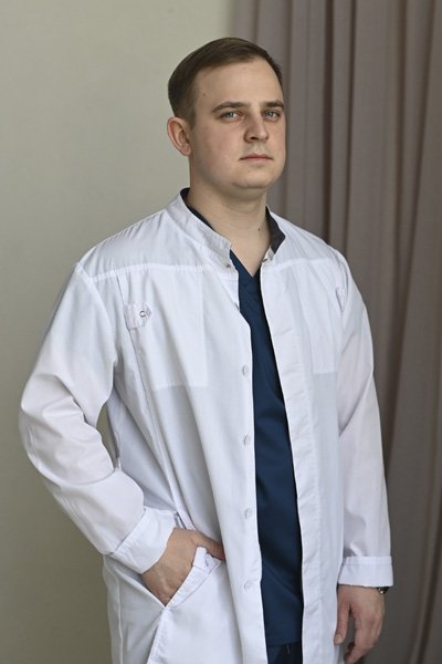 Доктор стоит в коридоре